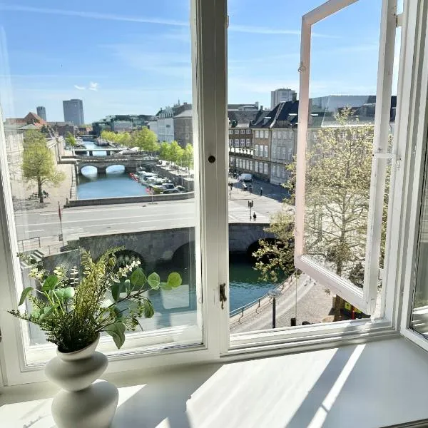 Deluxe 4 Bedrooms 180 m2 Canal View Prime Location, hotel in Copenhagen