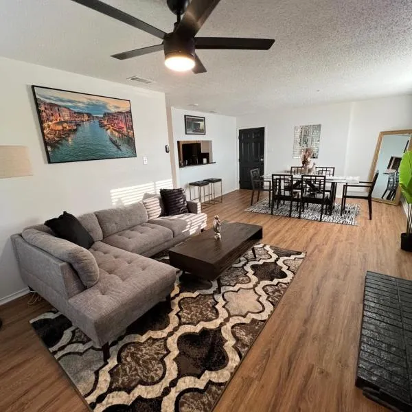 SLEEK LUXE GEM DownTown Dallas 2Bd 2Ba, hotel in Dallas