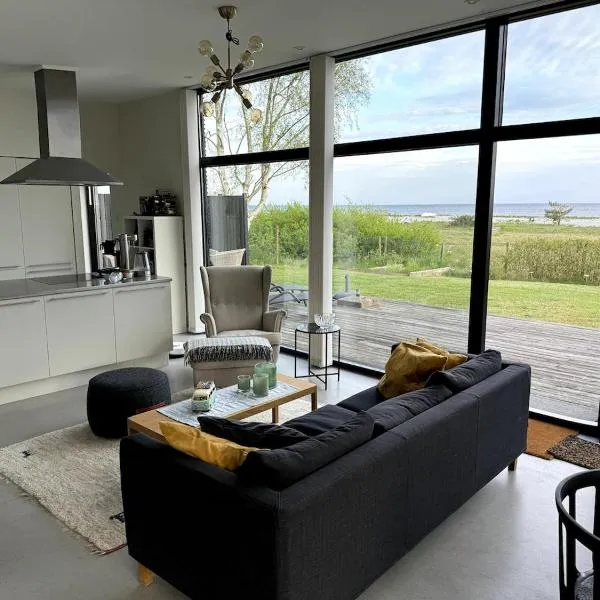 Bright and modern villa by the sea, hotel v destinaci Trelleborg