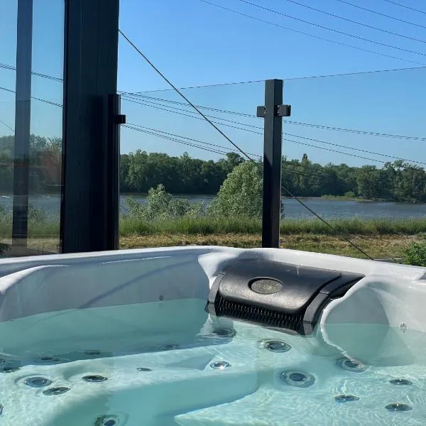 Jacuzzi et Vue sur Loire - Maison d'hôtes L'Odyssée, hôtel à La Chapelle-sur-Loire