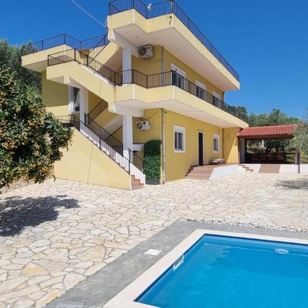 Hillside Villa, Mifol