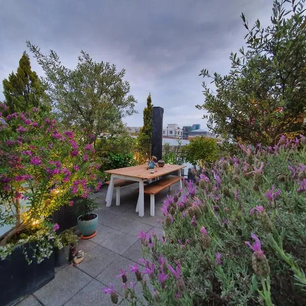 Stade de France - Magnifique terrasse arborée, Hotel in Saint-Denis