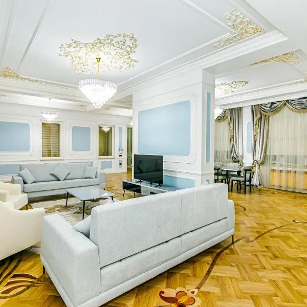 Luxury 7 bedroom Apartment in Nizami street: Bakü'de bir otel