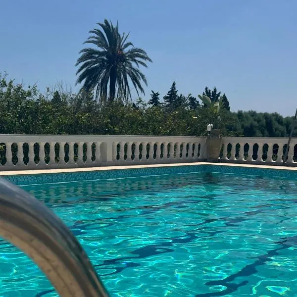 Dar louzir à Tazarka, hotel in Tazarka