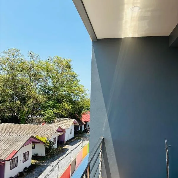 Rainbow Room No 13 Front of Haad Rin Queen Ferry, ξενοδοχείο σε Nathon Bay