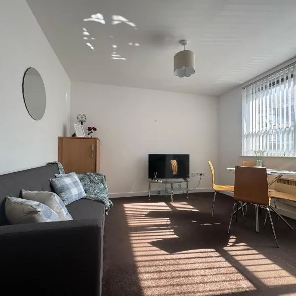 Chic Trafford Apartment, Private Underground Parking, Fast Wi-Fi, Self Check-in Anytime, 5 mins to Old Trafford Stadium, hotel in Manchester