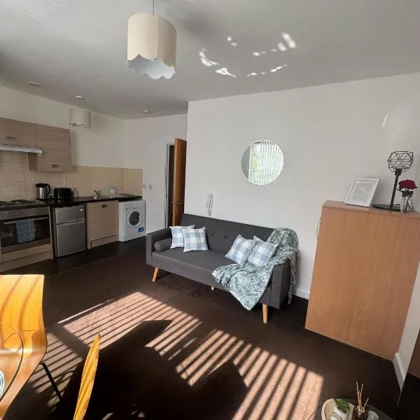 Chic Trafford Apartment, Private Underground Parking, Fast Wi-Fi, Self Check-in Anytime, 5 mins to Old Trafford Stadium, hotel in Manchester