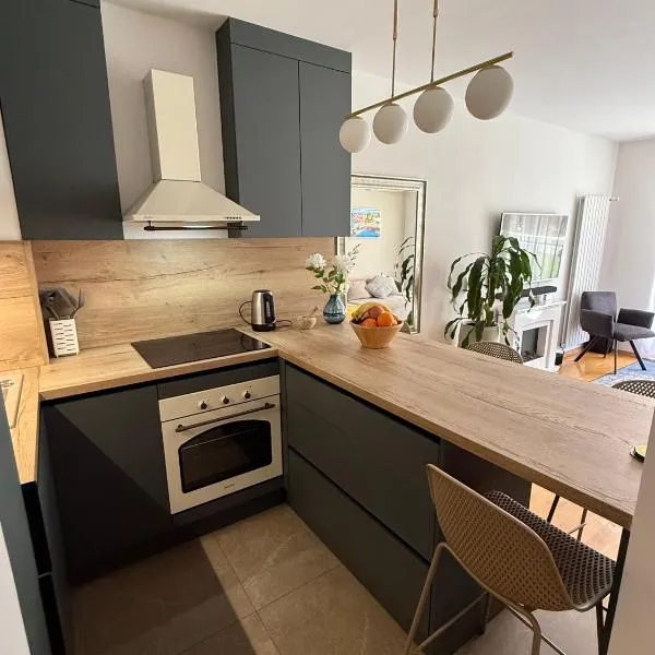 Lake Garden - Cozy Two-Bedroom Apartment with flexible Check-In, Terrace, and Netflix, hotel in Zagreb