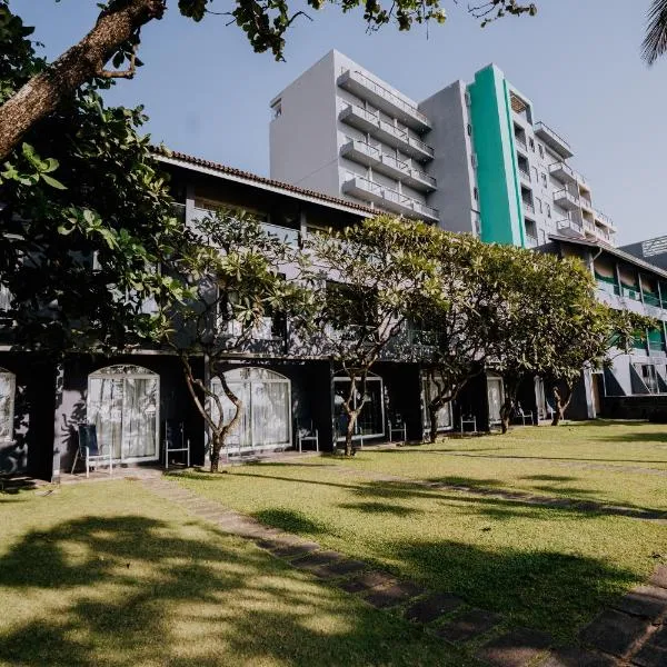 Earl's Regent Negombo "Golden Shore at Your Door - Find Your Dream Stay", ξενοδοχείο στη Νεγκόμπο