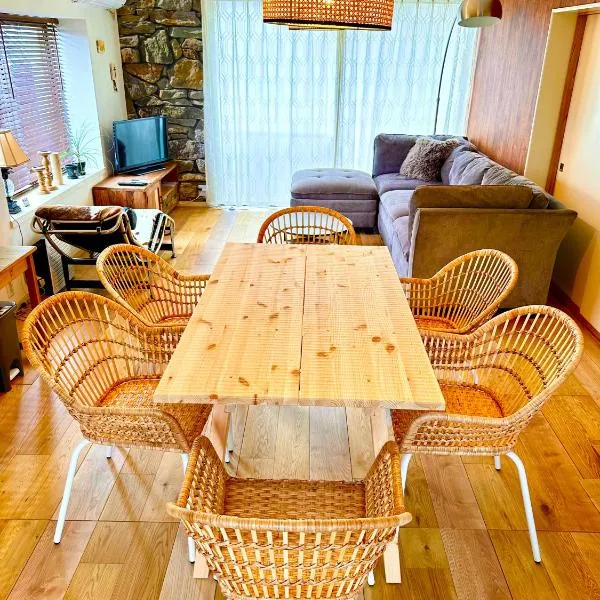 青島神社近く 一階貸切 最大六名様まで 暮らすように滞在, hotel in Miyazaki