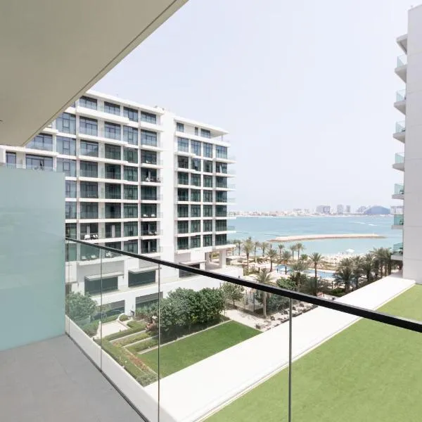 3BR Apartment with City and Beach Views at Address Residences Marassi, hotel in Muharraq
