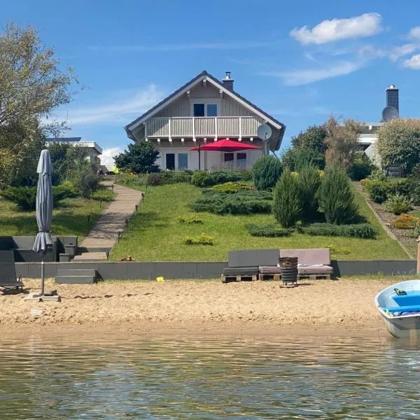 Haus am See mit Privatstrand, Kamin und Sauna, hotel v destinaci Löbnitz