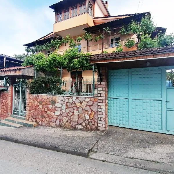 Margarita - Entire house with 4 bedrooms and free parking, hôtel à Gjirokastër