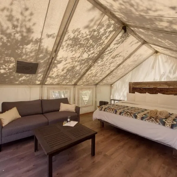 Gateway Glamping, hotel in Gateway