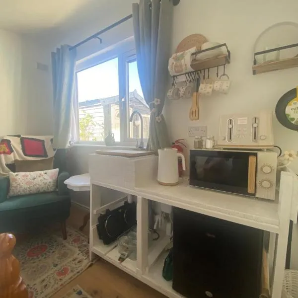 R and B Cosy Cabin, hotel in Clooney Park