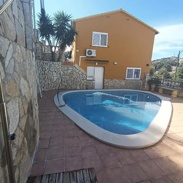 VIP Poolsuite Calafell, hotel en Calafell