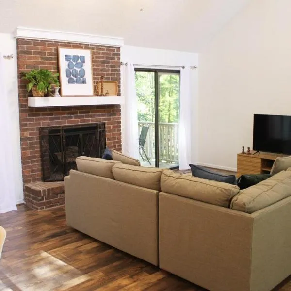 Paris Mountain Loft Home, hotel v destinaci Greenville