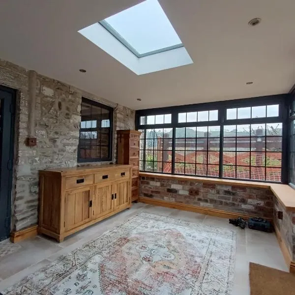 A peaceful cottage in the countryside, hotel in Abermule