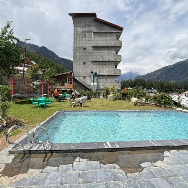 Hotel Old Smugglers with Balcony mountain view AC hot and Cold Near to Hadimba Temple Near to Mall Road#Free Pick from Volvo Bus Stand, hotel in Manāli