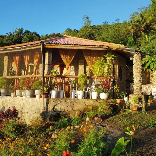 Eco Farm Romantic Stone House with STARLINK internet 700 meters above sea level, hotel en Mambajao
