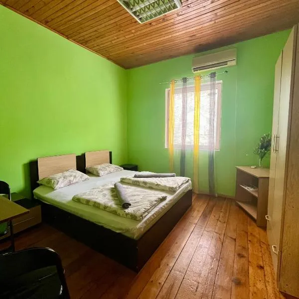 Elegance on a Budget - Rooms for Rent in Sofia Center, hotel v Sofii