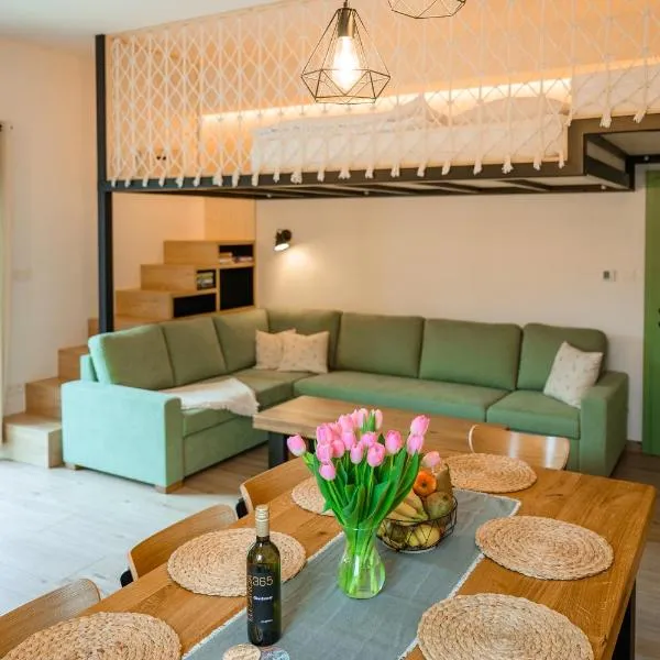 Dom pri jazere, Bešeňová, Hotel in Bešeňová