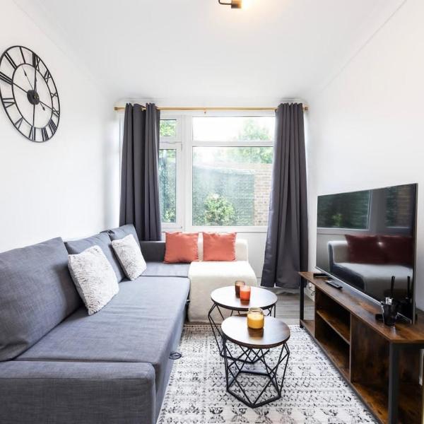 Comfortable 2BR Battersea Steps to Clapham St, London