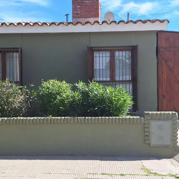 La casa, alquiler temporario - casa completa con cochera y patio- parrilla, hotel en Villa Mercedes
