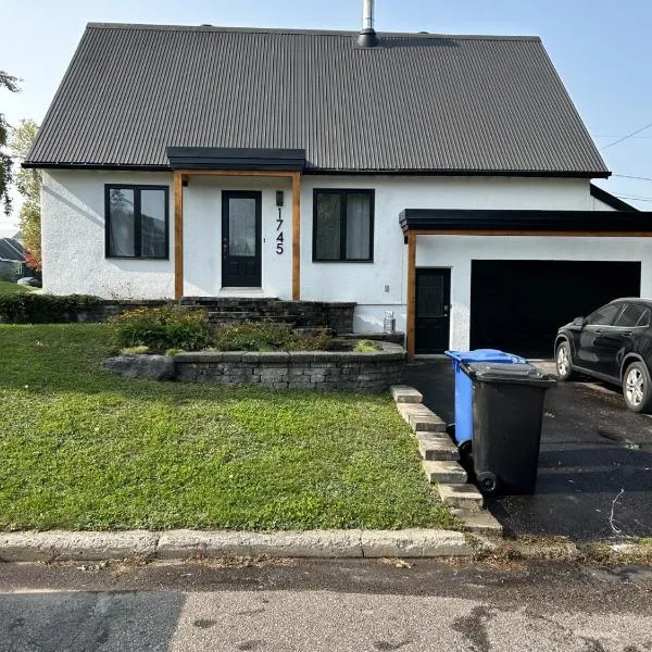 Appartement en face de l'aéroport de Québec, hotel em Quebeque