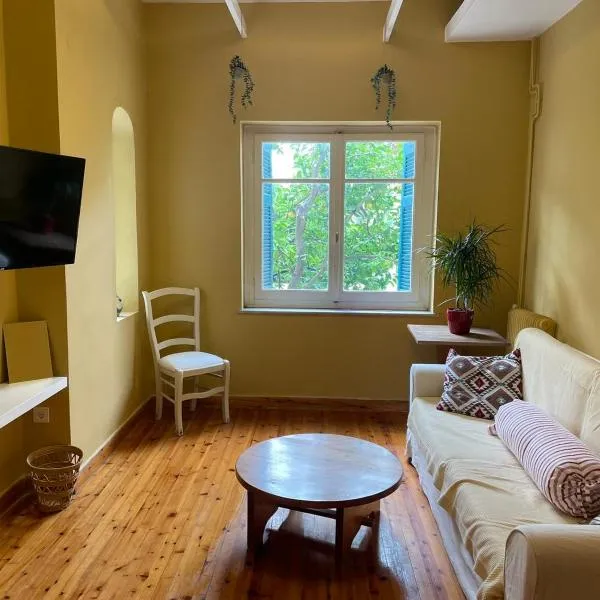 Bluehouse with a garden in the city center, hotel in Mytilini