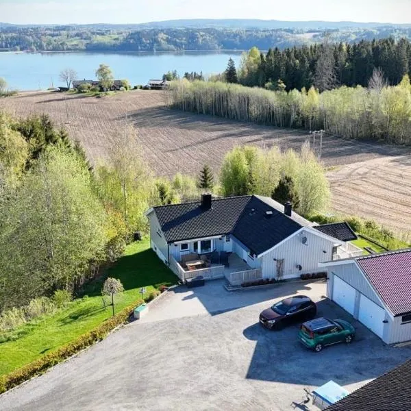 Hybel i underetasje 700m fra strand、Trøgstadのホテル