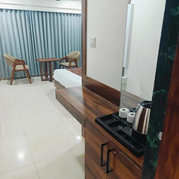 HOTEl MAPLE LEAF，位于艾哈迈达巴德的酒店