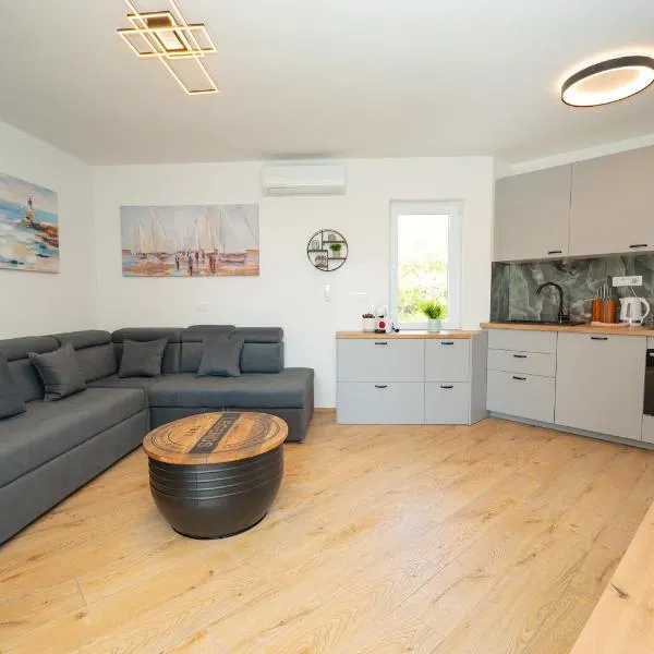 Apartments Adela, hotel in Gajac