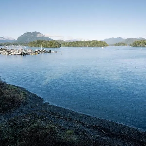 Island Vista - Waterfront Condo, hotel en Tofino