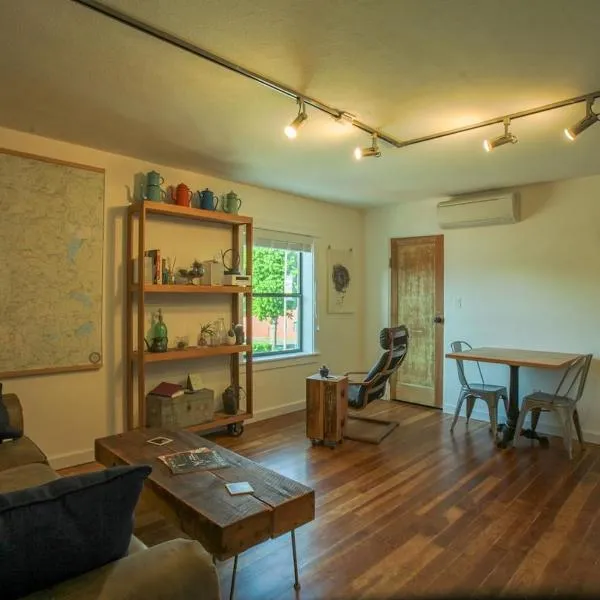 BrewPub Bungalow #1, Hotel in Oakridge