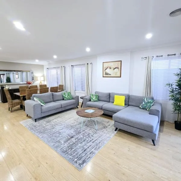 Spacious and stylish house, close to Metro, fully AC, ξενοδοχείο σε Williams Landing