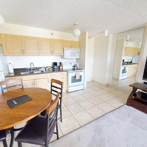 Spacious Waikiki Banyan Condo with Ample Sleeping, Walk to Beach, Great Views and Free Parking (22201)、ホノルルのホテル