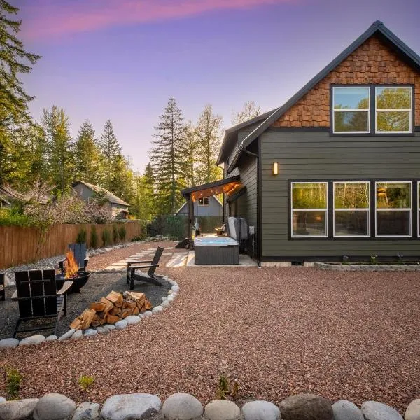 Designer Mt Rainier Stay Hot Tub Fire Pit, hotel in Ashford