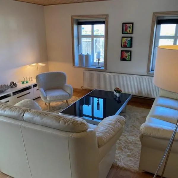 Dejlig gårdhave 5 soveværelser, hotel in Harboør