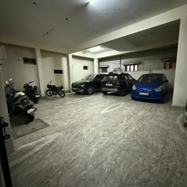 Comfy home, 3 bedroom, 2 attached bathroom, large hall, kitchen, first floor, lift, covered car park, hotel in Chennai