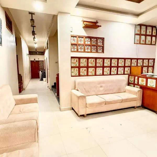 Near Mahakal Temple Hotel P and L ! Ujjain,Near Railway station ,Fully Air conditioned Rooms And Spacious, with Wi-Fi , BEST HOTEL IN UJJAIN, hotel v destinaci Udždžain