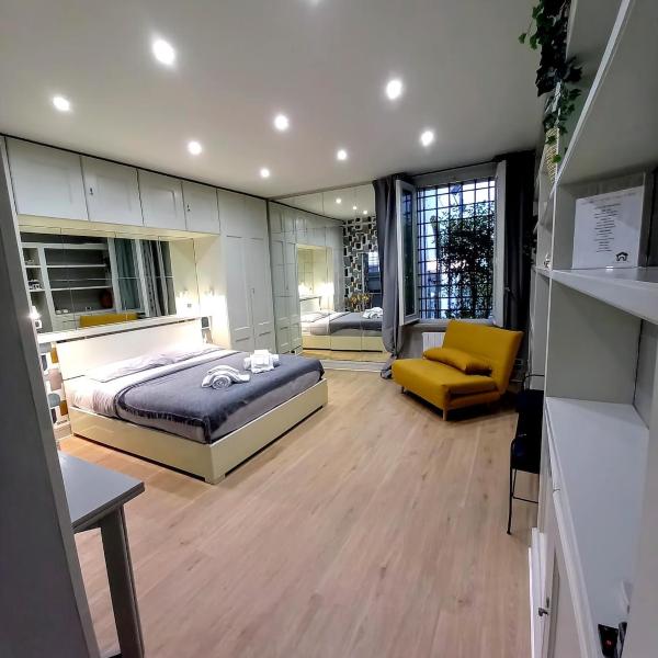 Piazza di Spagna, ground floor, historic center, Rome