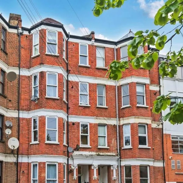 Ground Floor Apartment Sleeps 4, London Zone 2 Close to Central Victoria Line, hotel v Londýně