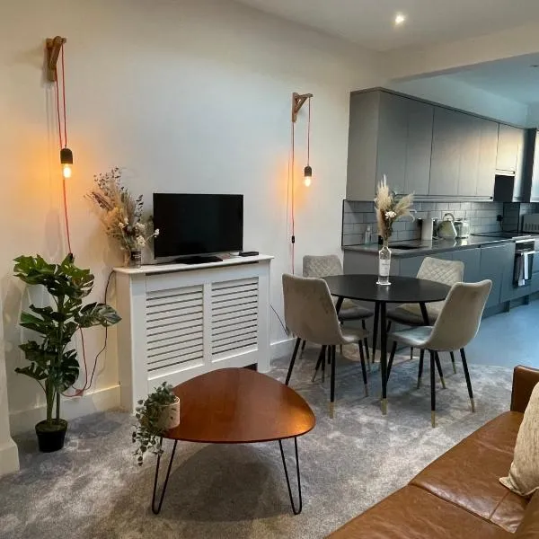 2 bed flat West Kensington/Fulham, hotel in London