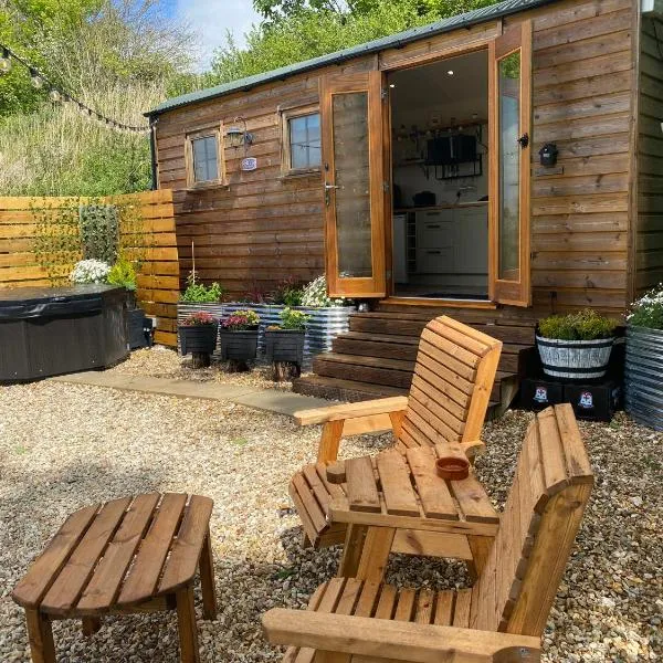 No 1 Hut Lane, a cosy Hut, heating, HOT TUB and a magnificent view for 2, ξενοδοχείο στο Ντόρτσεστερ