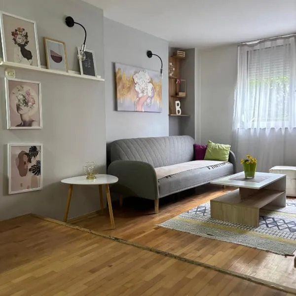 Mia’s duplex apartment, hotel a Skopje