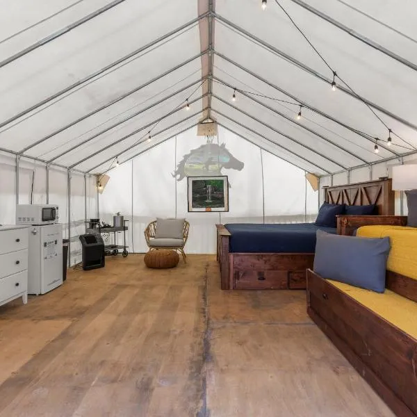 River Front Hallowed Horse Glamp Tent 2, hotel v destinaci Stanton