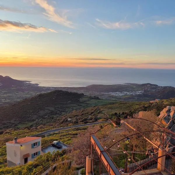 Superbe Maison de village authentique vue mer、SantʼAntoninoのホテル