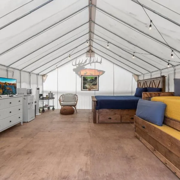 Red River Elusive Elk Glamping Tent 1, hotel v destinaci Stanton