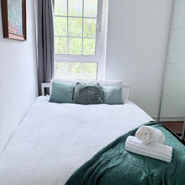 London City Escape for Summer - For 6ppl near, 1 stop to Tower Bridge - 3mins to DLR overground, London